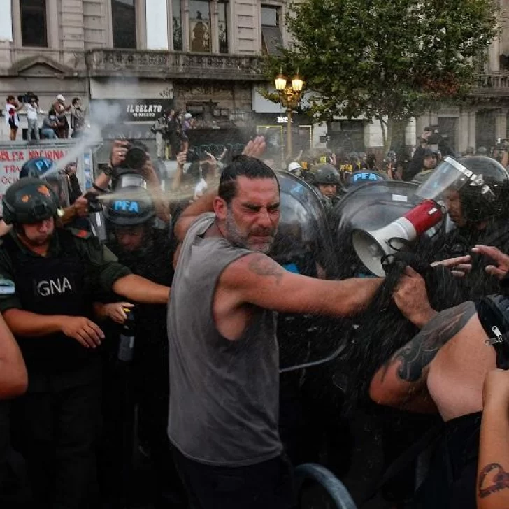 Choques entre policías y manifestantes fuera del Congreso: detuvieron a dos fotoperiodistas