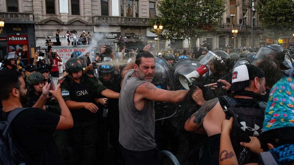 Choques entre policías y manifestantes fuera del Congreso: detuvieron a dos fotoperiodistas