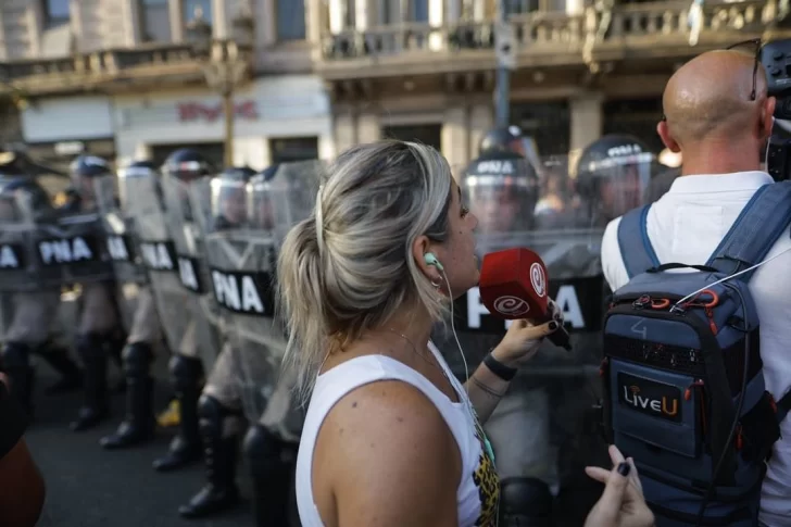 Agredieron a Agustina Binotti, periodista de Crónica, durante la represión policial en el Congreso