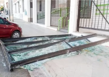 Fuertes vientos: dos voladuras de techo, un cerco y una ventana caída