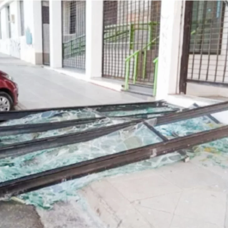 Fuertes vientos: dos voladuras de techo, un cerco y una ventana caída