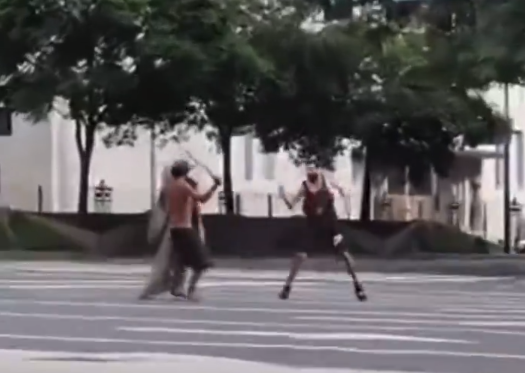 Video. Dos hombres se agarraron a palazos en plena avenida 9 de Julio 