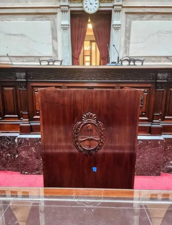 Así es el atril que utilizará Milei en la Asamblea Legislativa