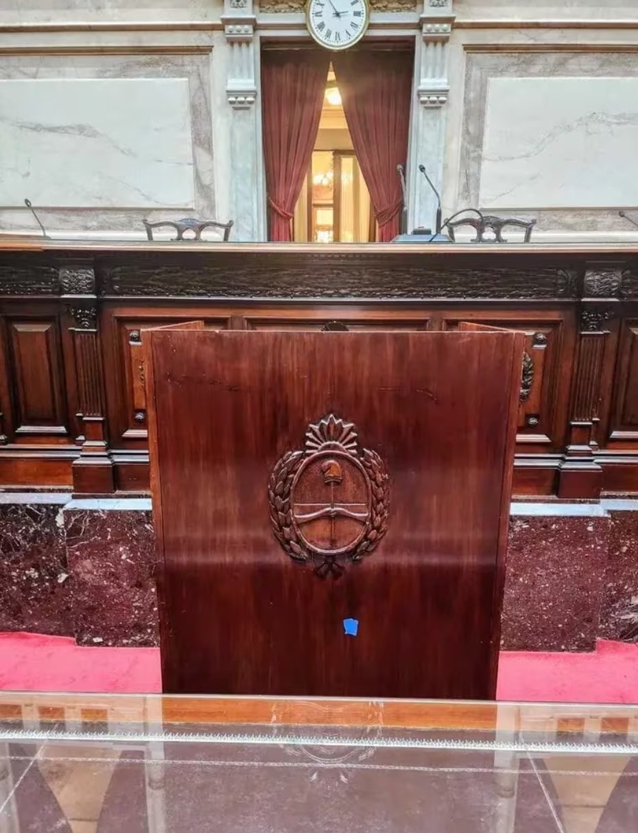 Así es el atril que utilizará Milei en la Asamblea Legislativa