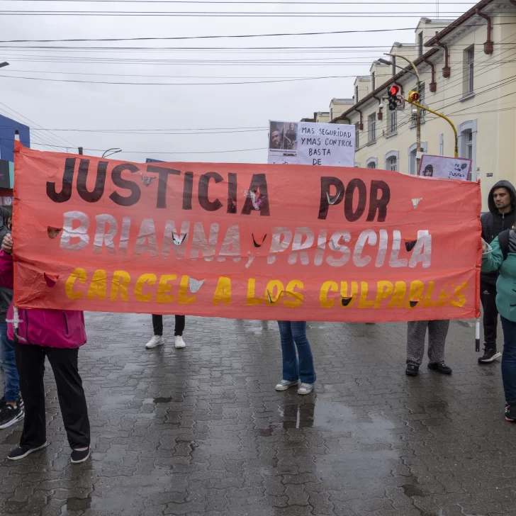 Familiares y seres queridos de Brianna Matulich se manifestaron en el izamiento dominical