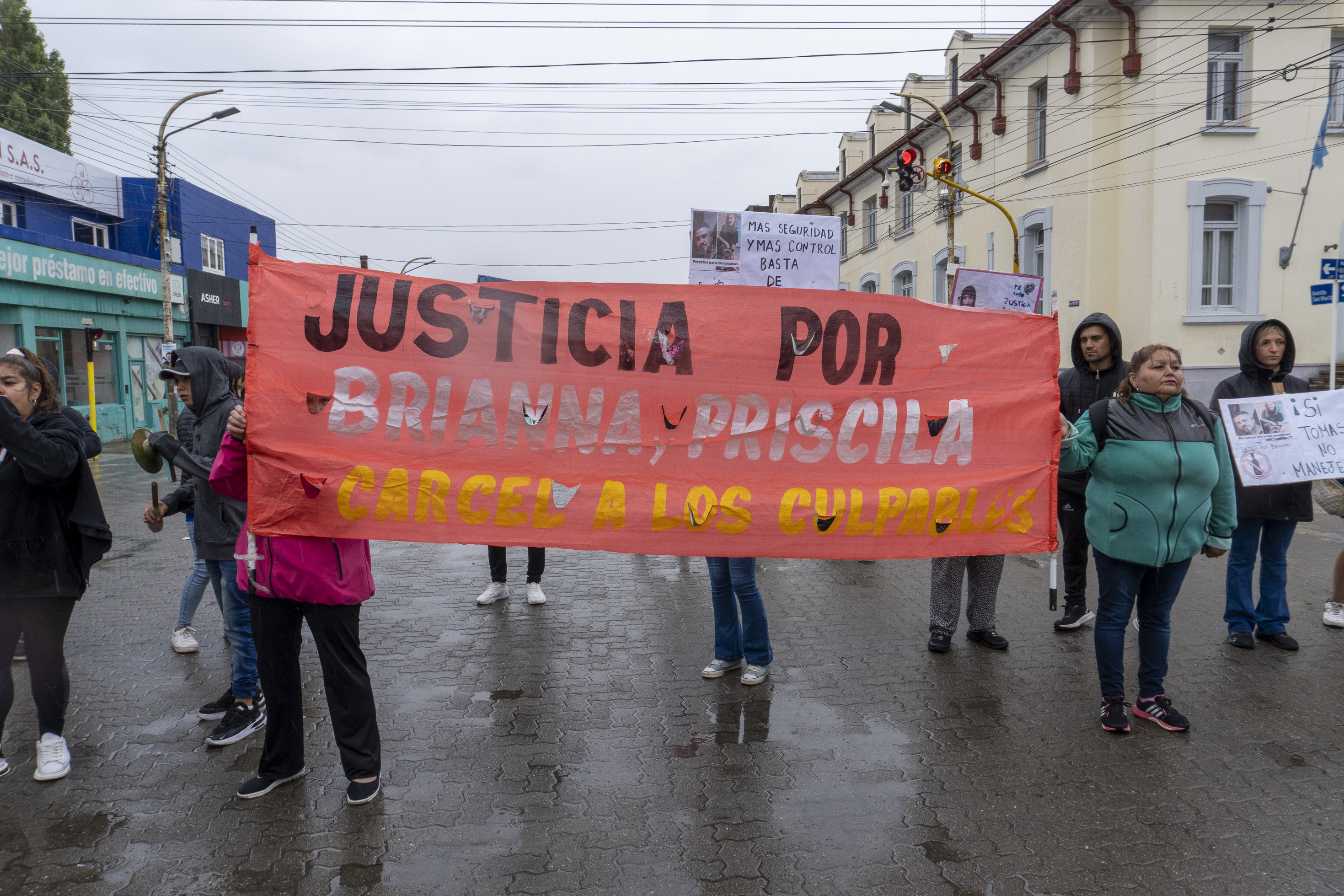 Familiares y seres queridos de Brianna Matulich se manifestaron en el izamiento dominical