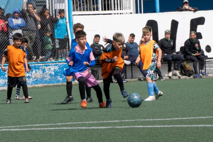 Ninos-en-la-Enrique-Pino-728x485