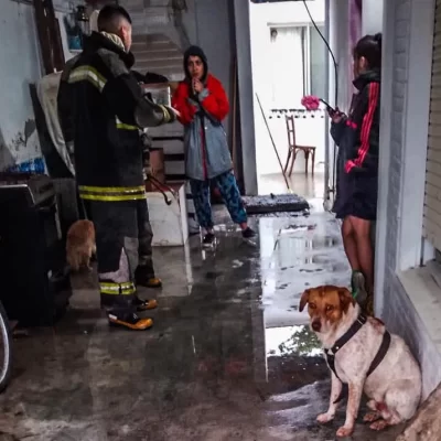 Dos casas se inundaban por las fuertes precipitaciones y bomberos debieron destapar los desagües