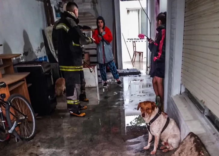 Dos casas se inundaban por las fuertes precipitaciones y bomberos debieron destapar los desagües