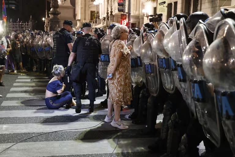 Detuvieron a una militante de Santa Cruz y otras 3 mujeres afuera del Congreso