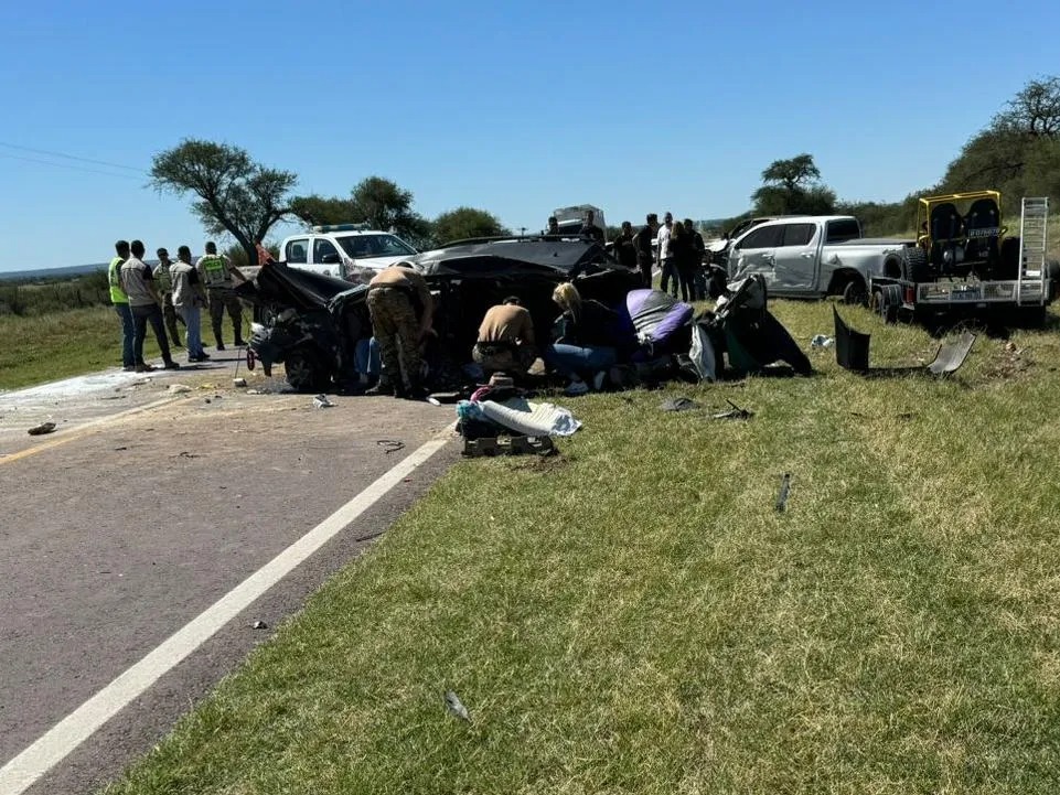 Santacruceños se salvaron de milagro tras violento choque frontal en la provincia de La Pampa Santacruceños se salvaron de milagro tras violento choque frontal en la provincia de La Pampa