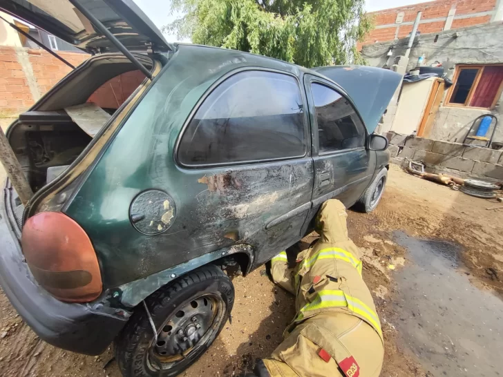 Por un desperfecto mecánico, un auto se incendio en Puerto San Julián