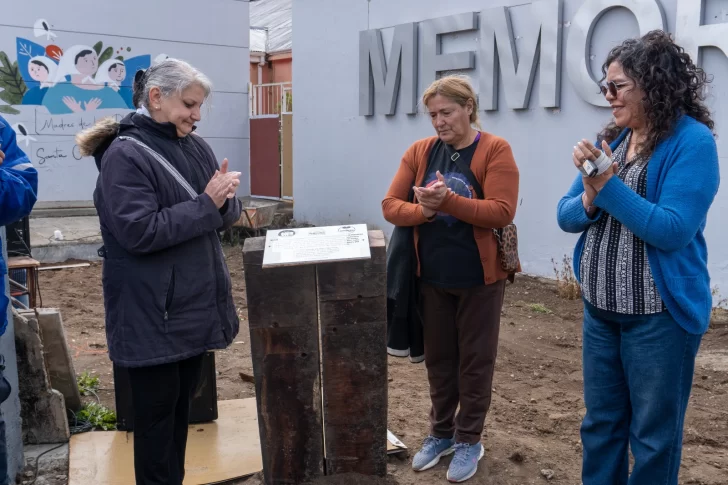 Colocan placa conmemorativa de la Rebelión de “Las Putas de San Julián”