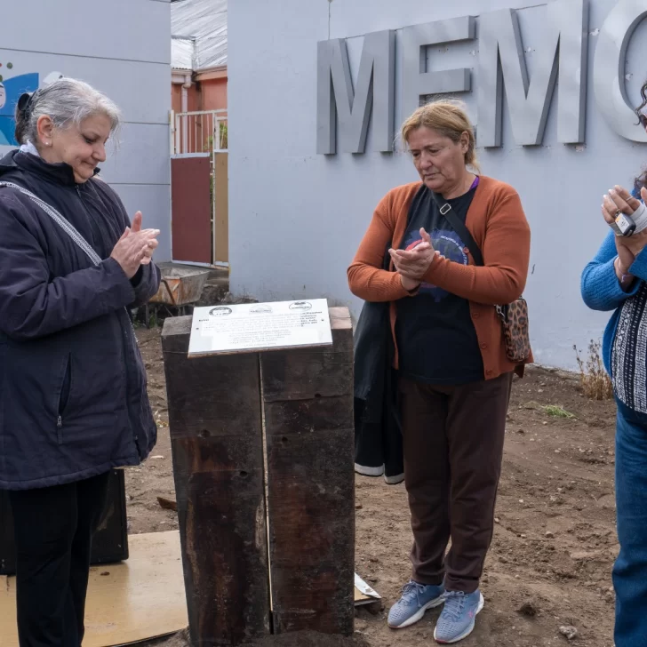 Colocan placa conmemorativa de la Rebelión de “Las Putas de San Julián”