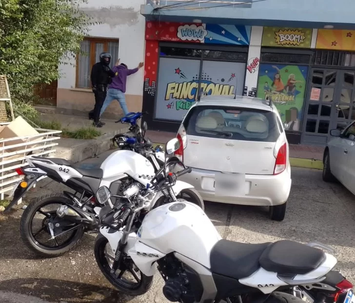 Andaba en moto sin documentación y realizó una peligrosa maniobra en pleno centro de Río Gallegos