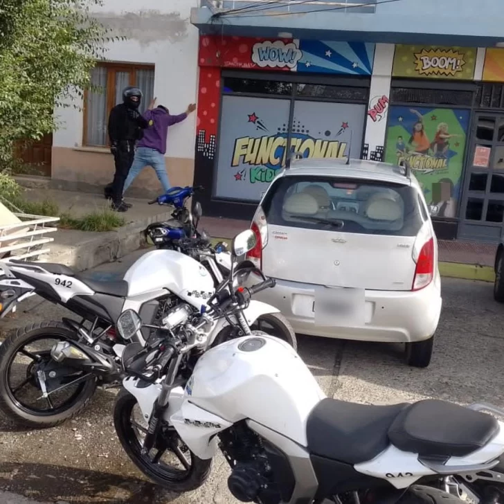 Andaba en moto sin documentación y realizó una peligrosa maniobra en pleno centro de Río Gallegos