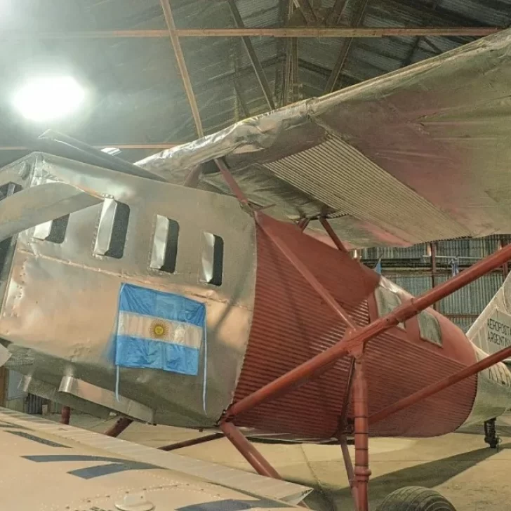 Presentaron una réplica del avión que voló Saint Exupéry en Comodoro Rivadavia Presentaron una réplica del avión que voló Saint Exupéry en Comodoro Rivadavia