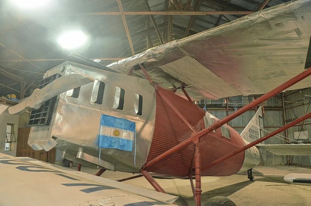 Presentaron una réplica del avión que voló Saint Exupéry en Comodoro Rivadavia Presentaron una réplica del avión que voló Saint Exupéry en Comodoro Rivadavia