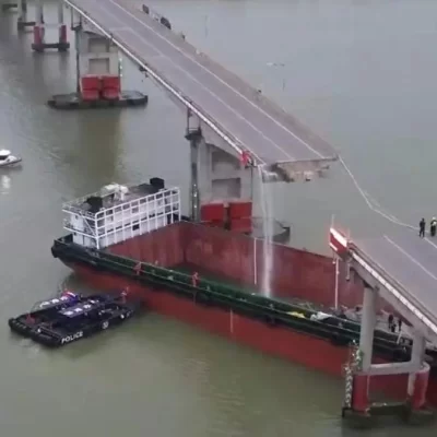 Un buque de carga chocó contra un puente en China y hay cinco muertos