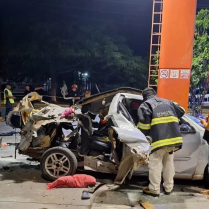 Video. Cargaba gas en una GNC y el auto explotó