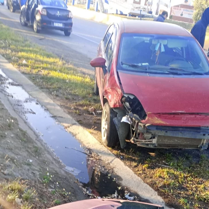 Chocaron contra un remís en la Autovía de Río Gallegos y escaparon corriendo con marihuana