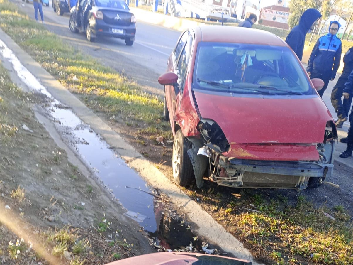 Chocaron contra un remís en la Autovía de Río Gallegos y escaparon corriendo con marihuana