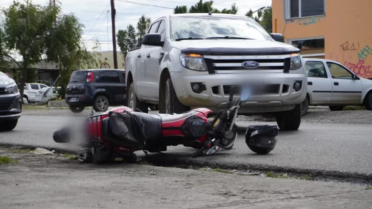 Una camioneta embistió a una motocicleta cuando intentaba estacionar: un joven fue hospitalizado