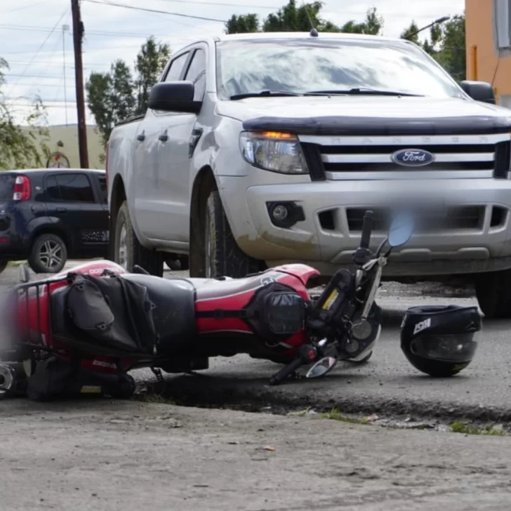 Una camioneta embistió a una motocicleta cuando intentaba estacionar: un joven fue hospitalizado