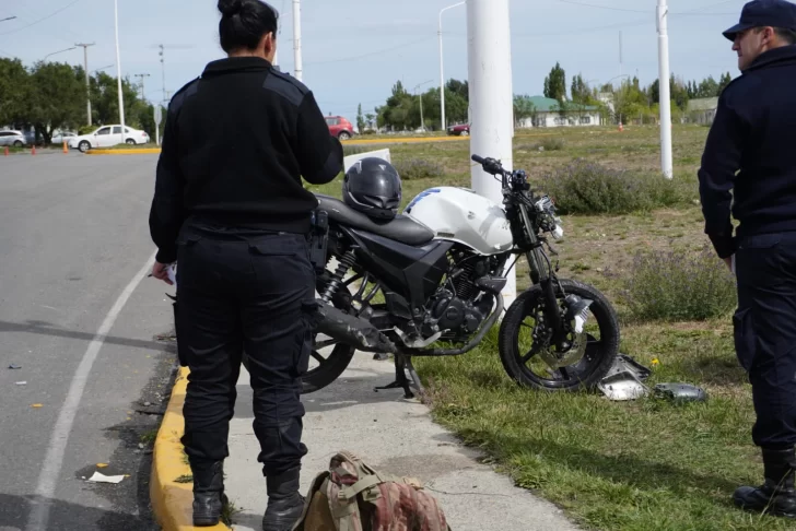 Una moto chocó con una camioneta en rotonda Samoré: un soldado resultó con fractura de clavícula