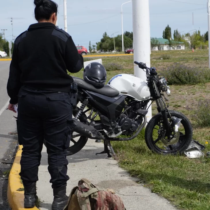 Una moto chocó con una camioneta en rotonda Samoré: un soldado resultó con fractura de clavícula