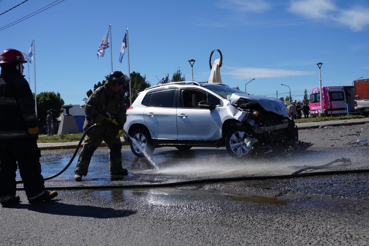 Violento choque entre dos camionetas en la rotonda Samoré de Río Gallegos