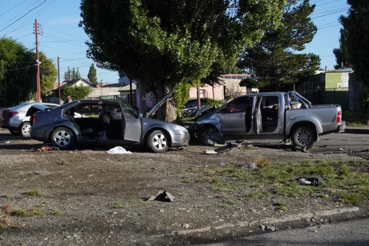 Murió una mujer y otras cuatro personas fueron hospitalizadas tras un brutal choque