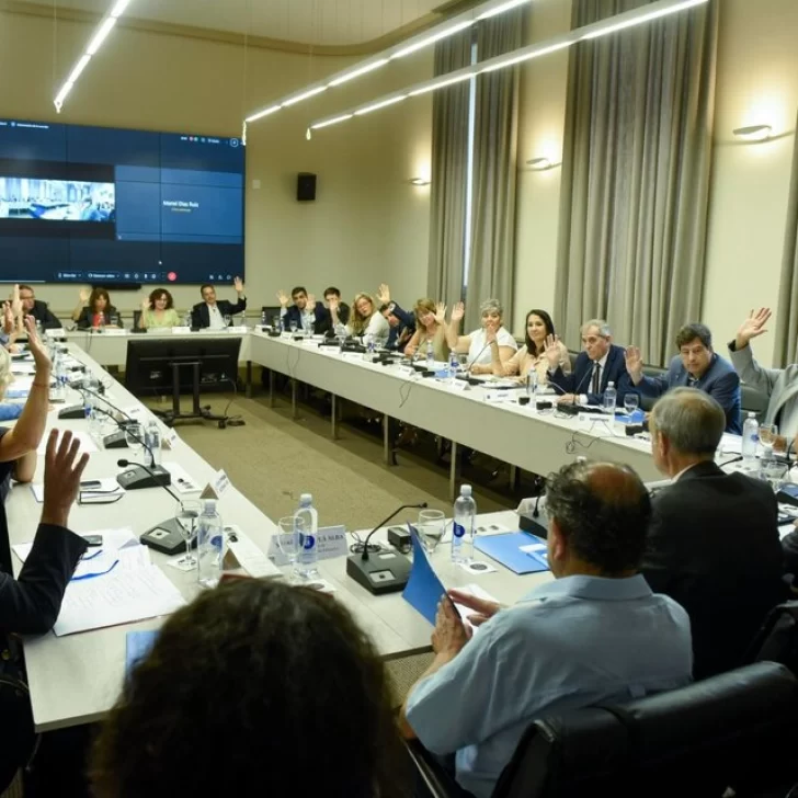 Alarma en Santa Cruz por la falta de pago FONID y otros fondos nacionales para los maestros Alarma en Santa Cruz por la falta de pago FONID y otros fondos nacionales para los maestros