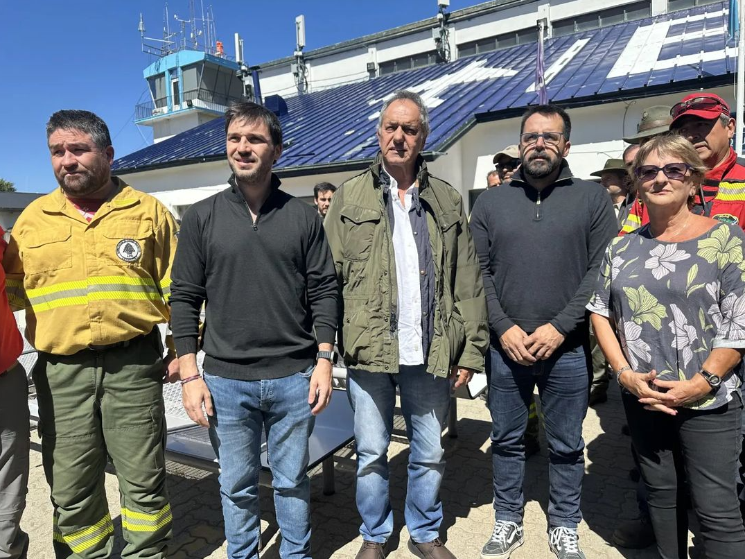 Daniel Scioli llegó a Chubut y recorre el área afectada por los los incendios en Los Alerces Daniel Scioli llegó a Chubut y recorre el área afectada por los los incendios en Los Alerces