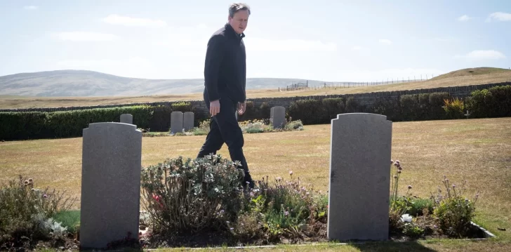 En Malvinas, Cameron dijo que espera que las islas sean británicas “posiblemente para siempre”