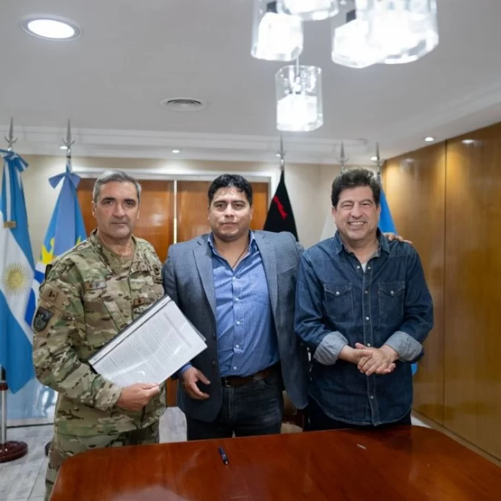 El Ejército Argentino se suma a los trabajos de refacción en escuelas de Santa Cruz El Ejército Argentino se suma a los trabajos de refacción en escuelas de Santa Cruz