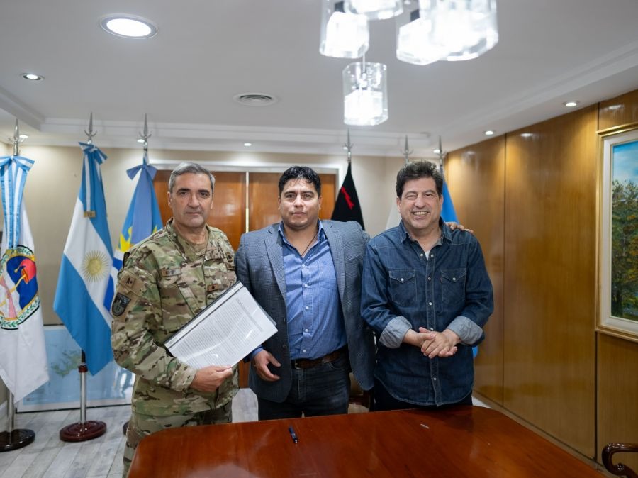 El Ejército Argentino se suma a los trabajos de refacción en escuelas de Santa Cruz El Ejército Argentino se suma a los trabajos de refacción en escuelas de Santa Cruz