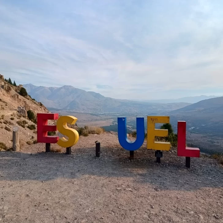 ¿Dónde está la “Q”?, se robaron la letra del cartel de Esquel 