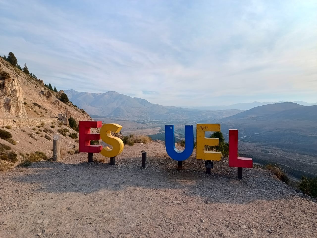 ¿Dónde está la “Q”?, se robaron la letra del cartel de Esquel 