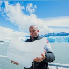 Emanuel Noir, líder de Ke Personajes, visitó el glaciar Perito Moreno