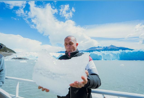 Emanuel Noir, líder de Ke Personajes, visitó el glaciar Perito Moreno