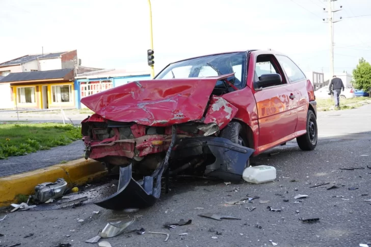 Manejaba alcoholizado, cruzó el semáforo en rojo y provocó un brutal choque en Río Gallegos