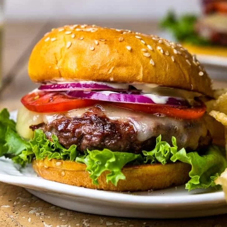 Receta de hamburguesas caseras con pan de papa recién horneado