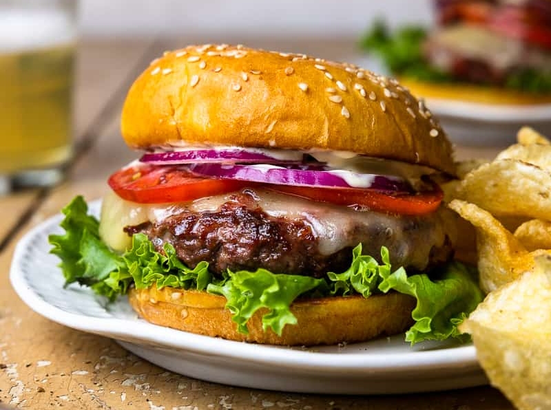 Receta de hamburguesas caseras con pan de papa recién horneado