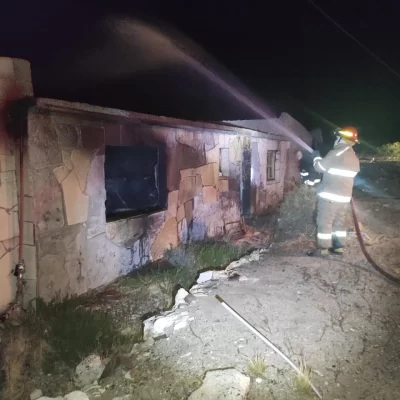 Se incendió una cabaña cerca de Tres Cerros y una dotación de bomberos sofocó las llamas