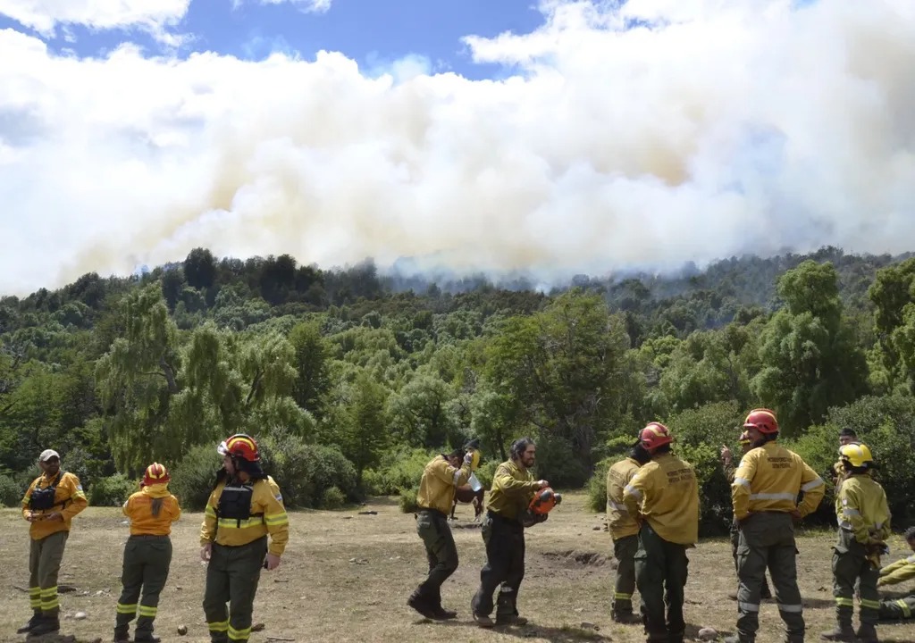 El incendio en el Parque Los Alerces avanza hacia Esquel y hay evacuados en la zona del Río Percy