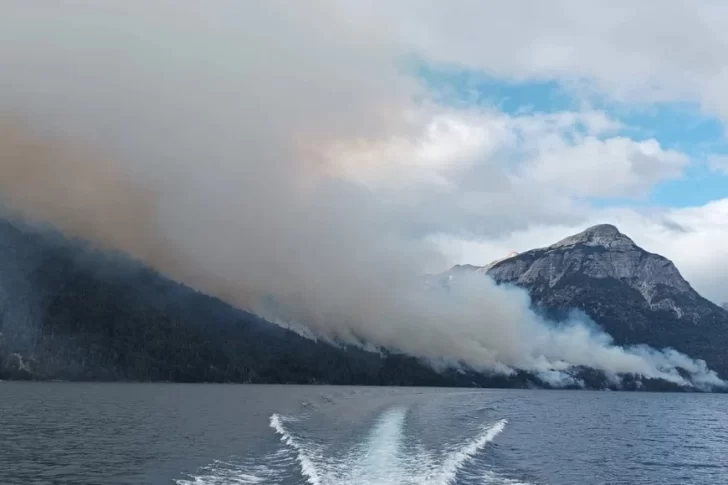 El incendio forestal Parque Nacional Nahuel Huapi sigue activo "en todo su perímetro"