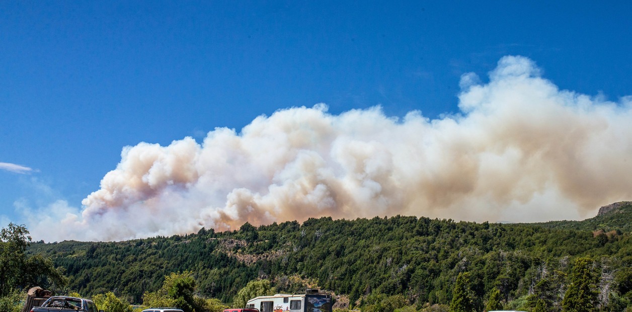 Advierten que el viento puede complicar la lucha contra el fuego en Los Alerces