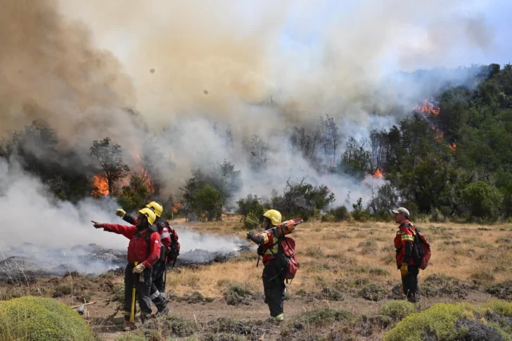 Brigadistas comienzan a contener el incendio en el Parque Nacional Los Alerces