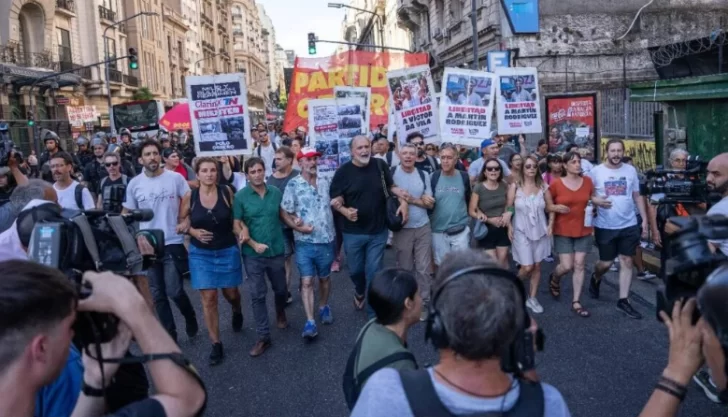 En la segunda jornada del debate de la Ley Ómnibus,  movimientos de izquierda protestan cerca del congreso 